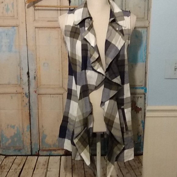 est 1946 Sweaters - 💚 2/$18 Est 1946 plaid cardigan
